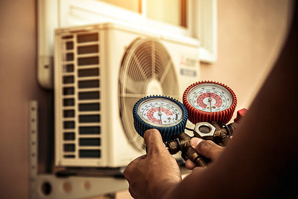 Professional Hvac technician working in Britt, IA